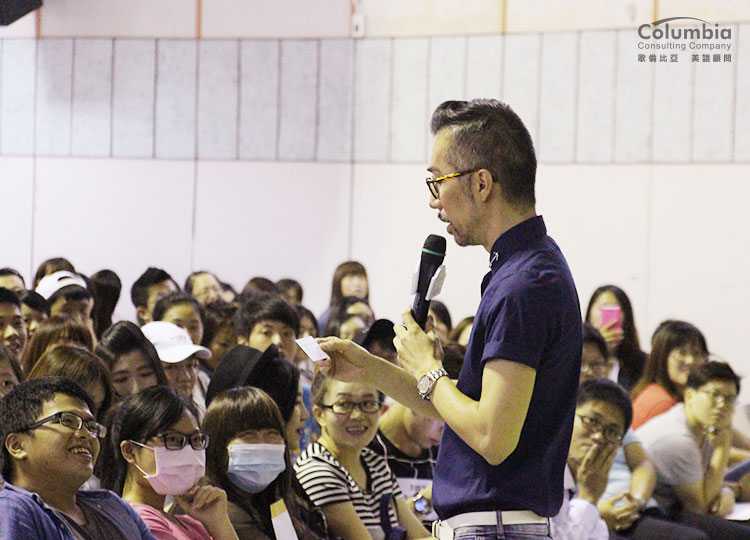 喬治老師鼓勵大家,在幸福的道理上不講大道理,勇敢去面對自己的夢想並追尋。 喬治老師鼓勵大家,在幸福的道理上不講大道理,勇敢去面對自己的夢想並追尋。