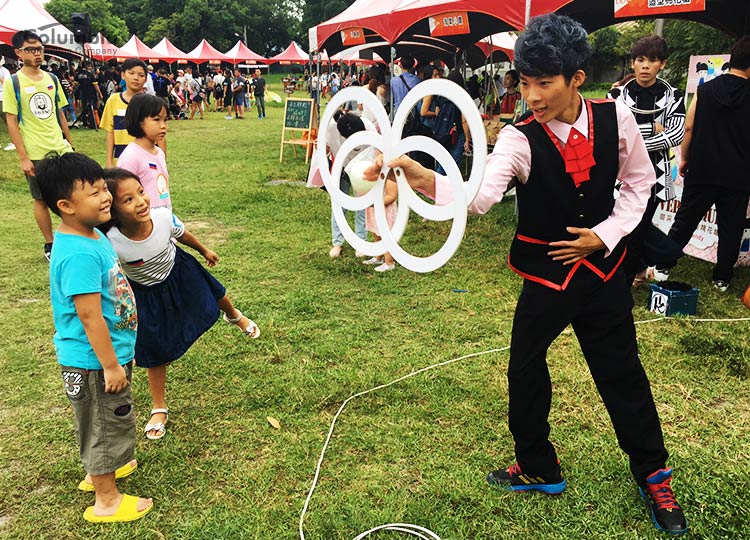 精彩的街頭魔術表演,讓現場驚奇不斷。 精彩的街頭魔術表演,讓現場驚奇不斷。