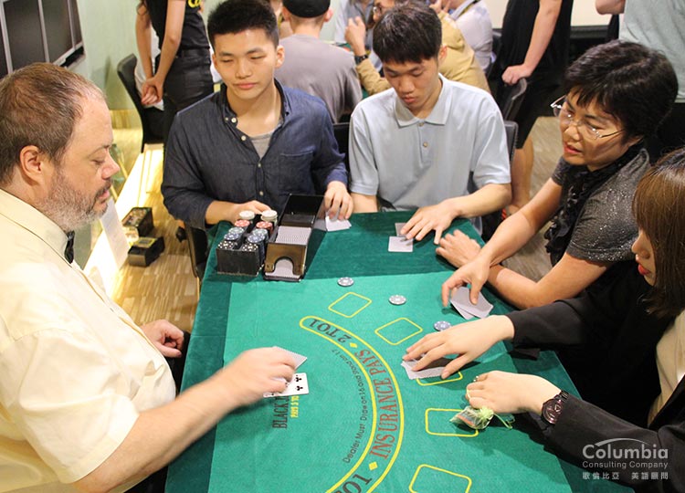 Ross熟練的發牌中,這個架式,該不會平常有在賭場兼職吧!哈哈 Ross熟練的發牌中,這個架式,該不會平常有在賭場兼職吧!哈哈