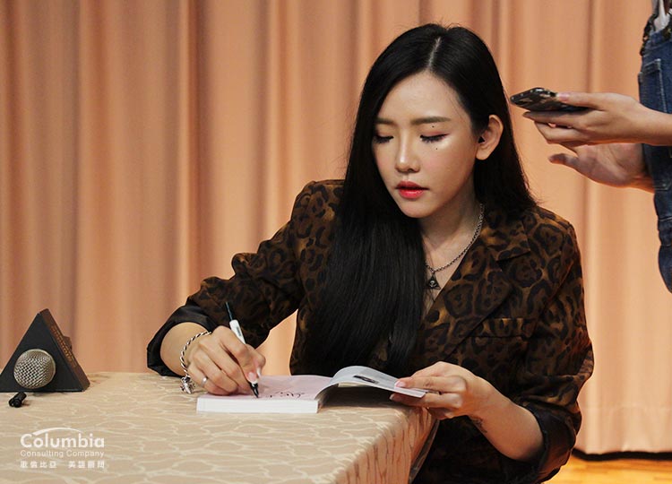 演講完後的簽書會,與粉絲面對面接觸! 演講完後的簽書會,與粉絲面對面接觸!