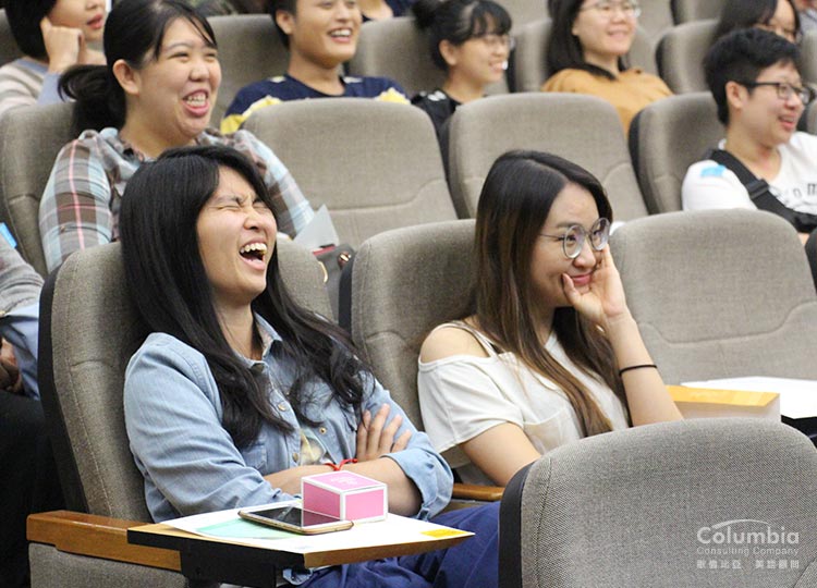 一開場就逗樂全場聽眾 一開場就逗樂全場聽眾