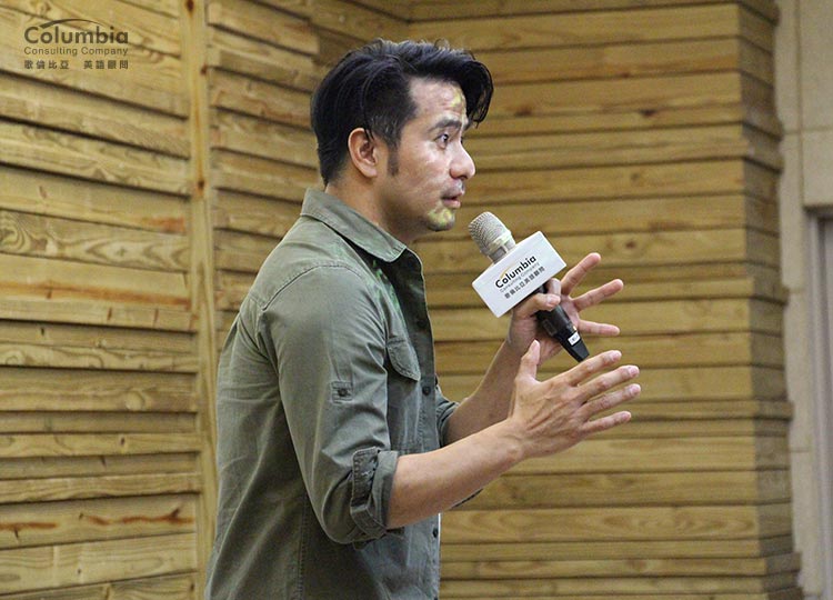 彥甫於講座中忘情地分享故事 彥甫於講座中忘情地分享故事