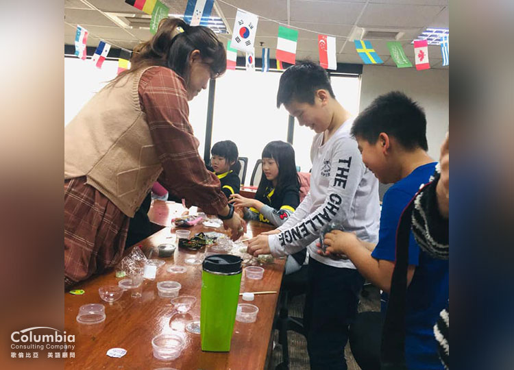 好英文也要跟上新潮流。學好英文果然也可以很好玩,一起做史萊姆嘍! 好英文也要跟上新潮流。學好英文果然也可以很好玩,一起做史萊姆嘍!