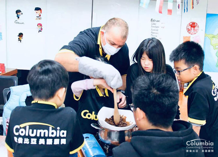 烹飪時間超開心,小朋友最愛的自己動手做。完成美食,成就感大加分! 烹飪時間超開心,小朋友最愛的自己動手做。完成美食,成就感大加分!
